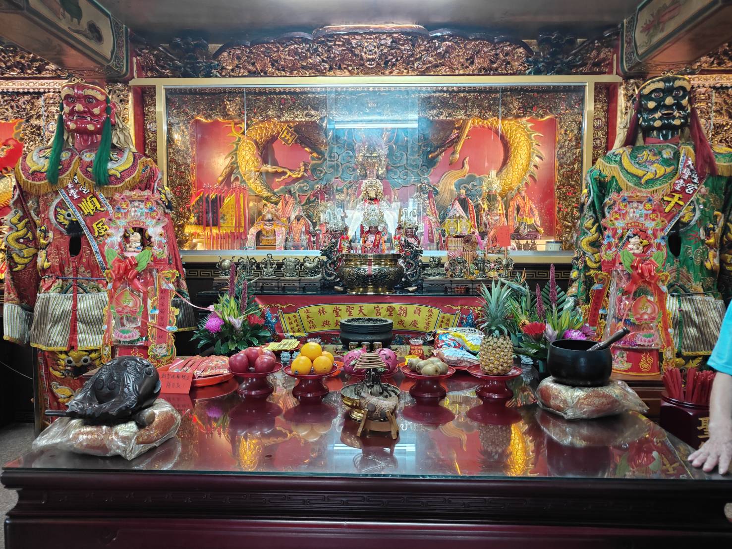 由主委帶領各級幹部，前往梧棲浩天宮，領回媽祖九寶